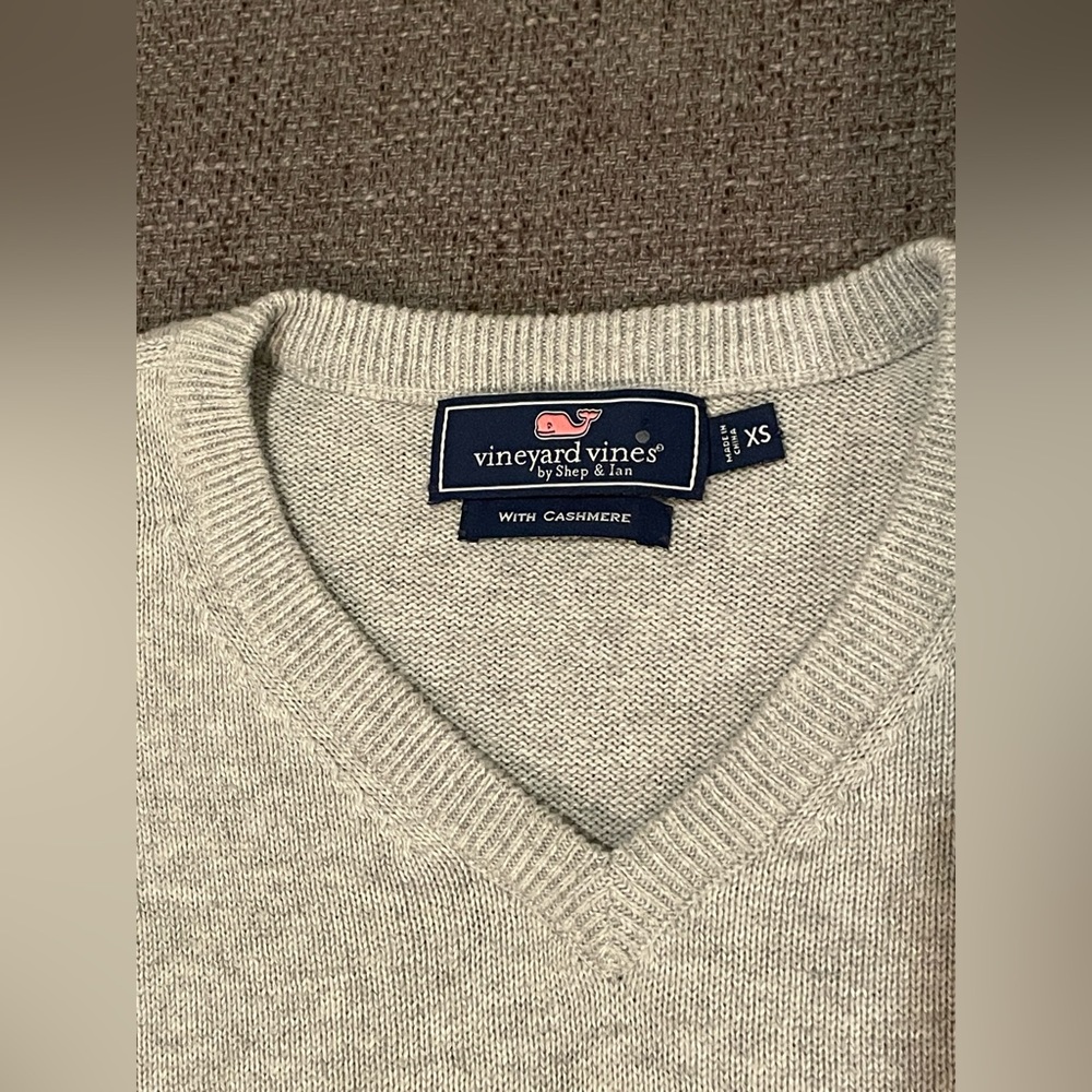 Vineyard Vines men’s cashmere XS pull-over gray v-neck sweater - Picture 2 of 2